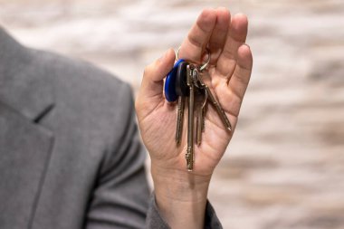 Evin anahtarı kadınların elinde, taşınma ya da kiralık daire konsepti. İş konsepti.