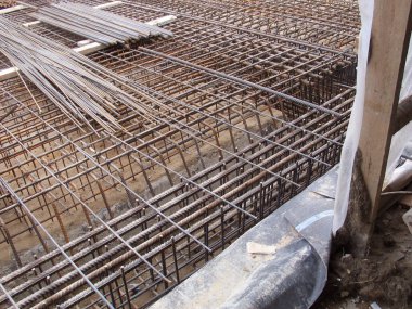 Beton dökmek için güçlendirilmiş metal iskelet. Betonla doldurulmaya hazır..