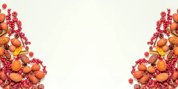 Czerwone Różowe Stonowane Orzechy Jagody Cynamon Białym Tle Przestrzenią Kopiowania — Zdjęcie stockowe