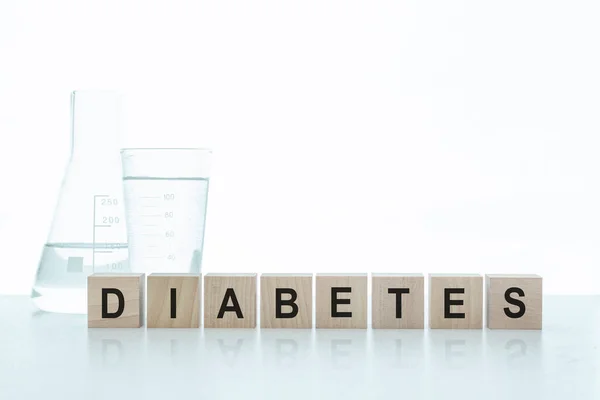 Diabetes Palabra Cubos Madera Sobre Fondo Blanco Con Cristalería Química —  Fotos de Stock