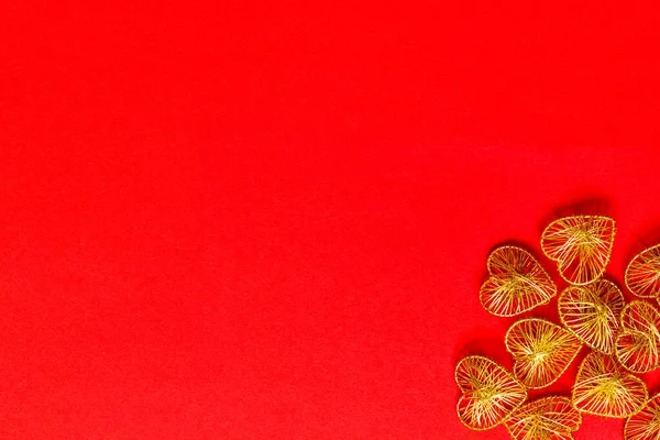 Χρυσές Πλεκτές Καρδιές Κόκκινο Φόντο Ένα Σύμβολο Αγάπης Κόκκινο Υποδηλώνει — Φωτογραφία Αρχείου