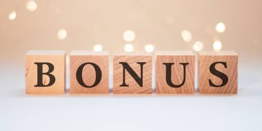 Tahta masa beyaz arka planda kelime küpü tahtası. Kavram bonusu herhangi bir maddi tazminattır..