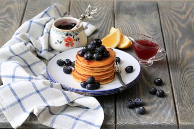 Yaban mersini ve masanın üzerine ballı krep