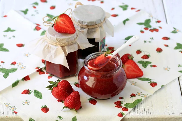 Mermelada de fresa casera con menta — Foto de Stock