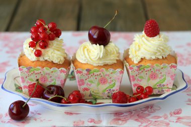 Vanilyalı kek krem peynir ve çilek ile