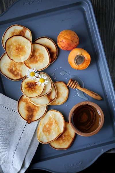 Crêpes au miel et aux abricots — Photo