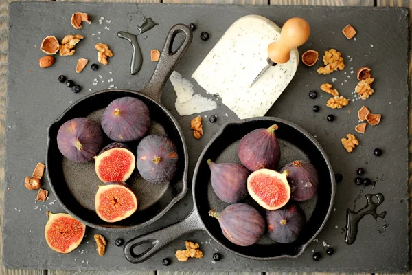 Purple figs on a plate - still life — Stock Photo, Image