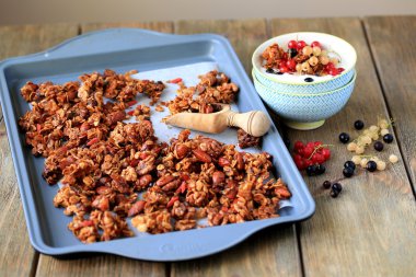 Granola fındık, kayısı ve çilek ile