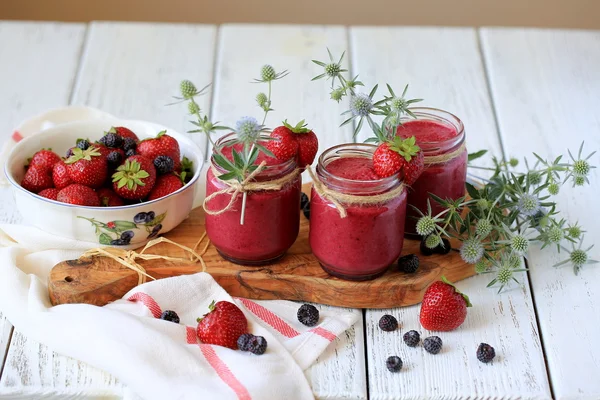 Smoothie mit Erdbeeren und Himbeeren — Stockfoto