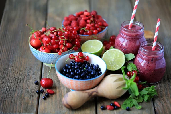 Batido con fresas y frambuesas — Foto de Stock