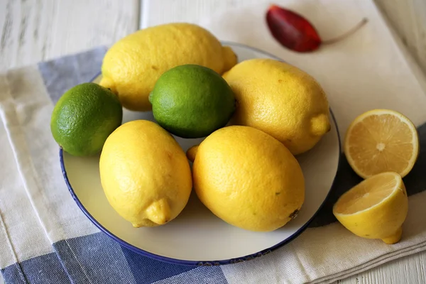 Limón y limones - naturaleza muerta —  Fotos de Stock