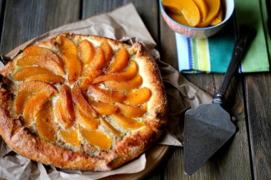 Konserve şeftali ile bisküvi