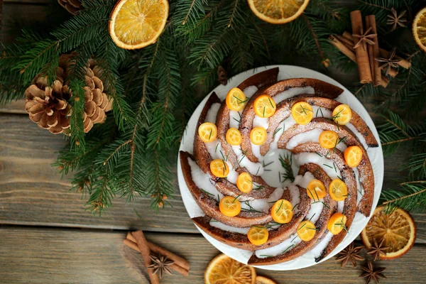 Рождественский торт с апельсинами и цитроном — стоковое фото