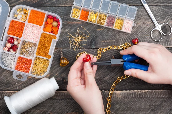 Mujer haciendo joyas hechas a mano. Accesorios hechos a mano. Caja con — Foto de Stock