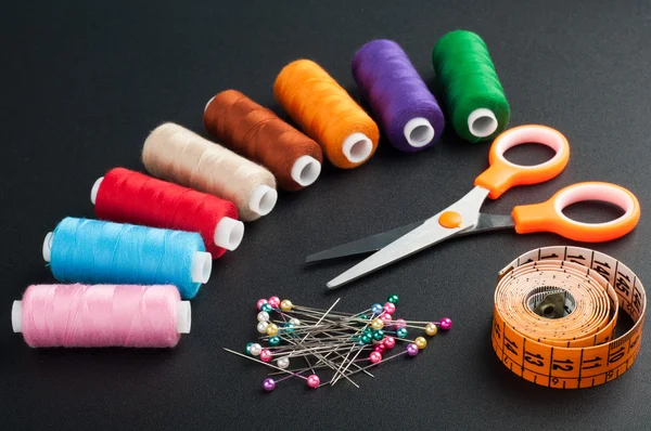 Sewing accessories. Spools with various colors of thread, measur — Stock Photo, Image