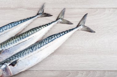 Çiğ taze balık uskumru closeup ahşap arka plan üzerinde