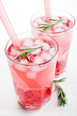 Yaz içeceği dut biberiye ve buz ile kokteyl. Sağlıklı içecek