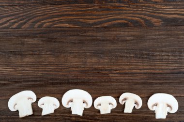 Kopya alanı ahşap rustik zemin üzerine dilimlenmiş mantar