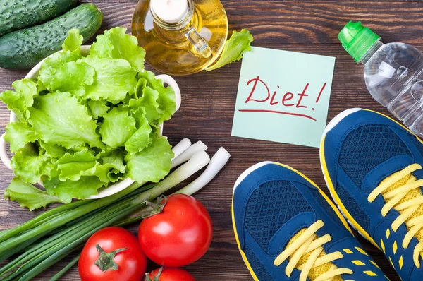 Alimentação saudável e conceito de esporte. Sapatos de esporte, garrafa de água, dieta de nota e verduras orgânicas frescas - alface, pepino, tomates, cebolas em fundo de madeira — Fotografia de Stock