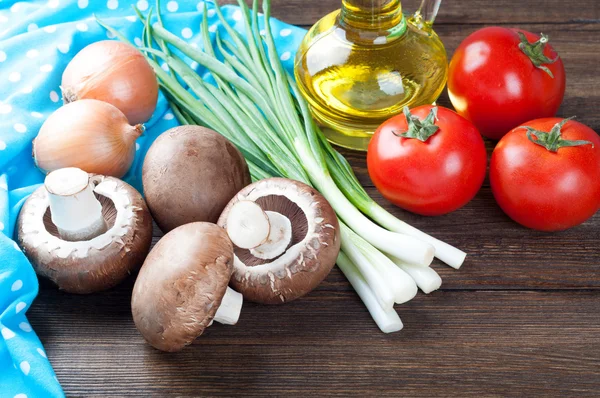 Mushrooms, tomatoes, green onions and olive oil. Healthy food. Cooking salad — Stock Photo, Image