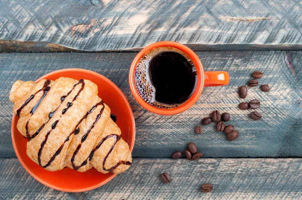 Croissant francés fresco y taza de café en la vieja mesa de madera. Espresso —  Fotos de Stock