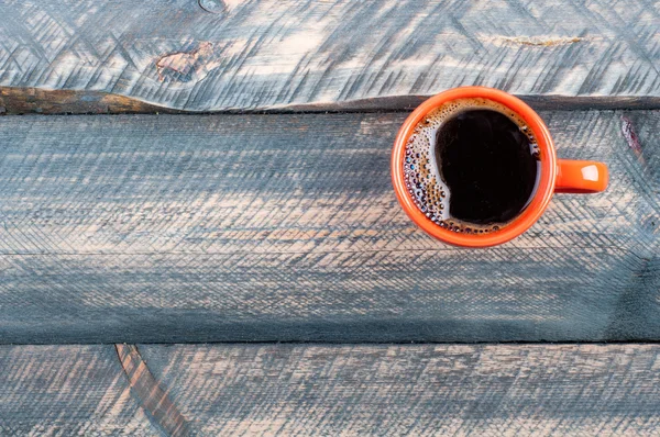 Tazza da caffè su sfondo tavolo in legno con spazio copia — Foto Stock