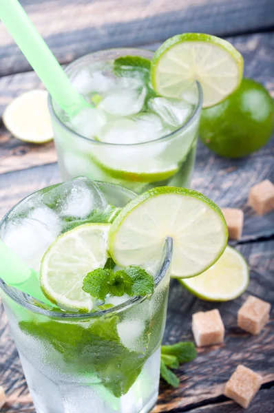 Coquetel de bebida de limão Mojito no bar na mesa rústica — Fotografia de Stock