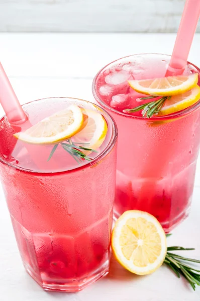 Літо п'є ягідний коктейль з лимоном, розмарином та льодом. Корисний вітамінний напій — стокове фото