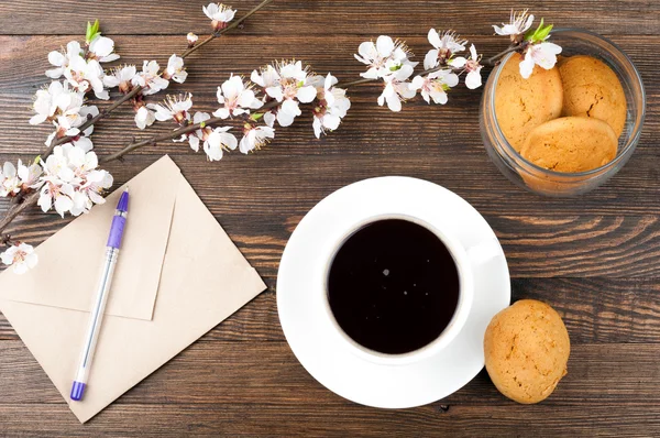 Flores, carta, caneta, xícara de café, biscoitos. Flor de primavera — Fotografia de Stock