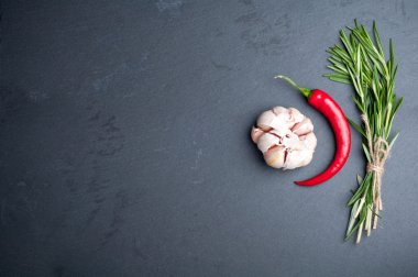 Arka plan kopya alanı ile baharatlar. Rosemary, biber biber ve g