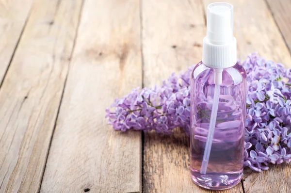 Çiçek açması leylak ve şişe esans veya çiçek hydrolat. Spa arka plan