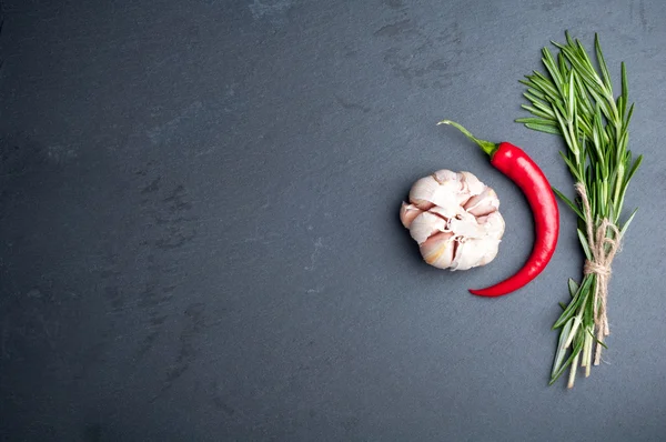 Krydderier baggrund med kopiering plads. Rosmarin, chili peber og g - Stock-foto