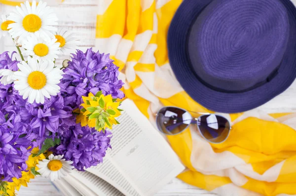 Fondo de verano con flores, libros y accesorios casuales para mujer - pañuelo, sombrero y gafas de sol — Foto de Stock