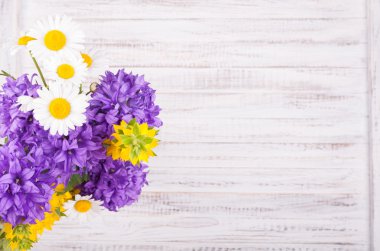 Beyaz ahşap rustik arka planda kır çiçekleri buketi