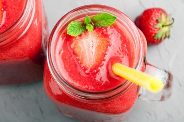 Cam ve taş arka plan üzerinde çilek Çilek smoothies. Sağlıklı içecek
