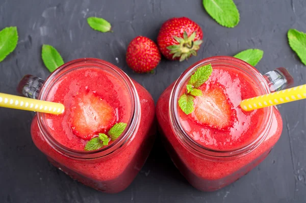 Frullati di fragole in vaso di vetro, bacche e menta su fondo pietra primo piano. Concetto di cibo sano — Foto Stock