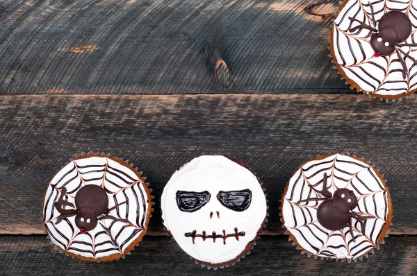 Lustige Kürbismuffins mit Spinnen und Totenkopf für die Halloween-Party — Stockfoto