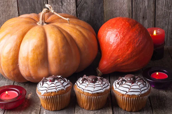 Pumpkin funny muffins with spiders for halloween party. Festive halloween background — Stock Photo, Image