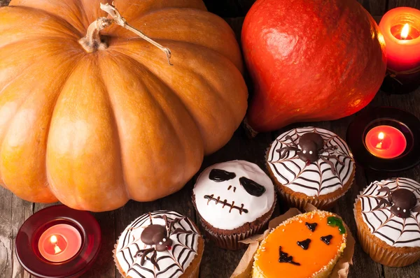 Halloween-Kürbis lustige Muffins und Kuchen. Schokoriegel für die Halloween-Party — Stockfoto
