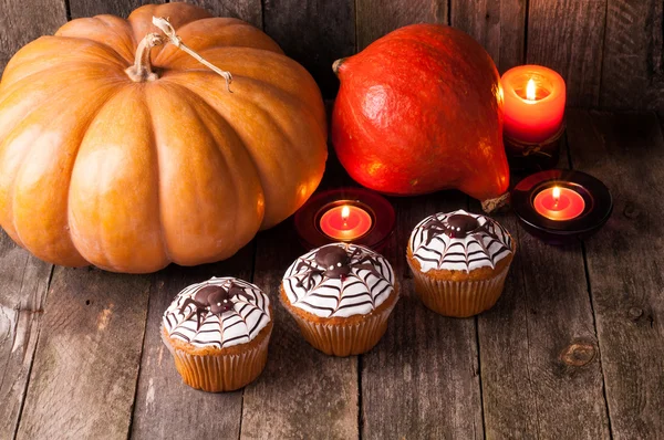 Halloween pumpkin and funny cupcakes. Halloween background — Stock Photo, Image