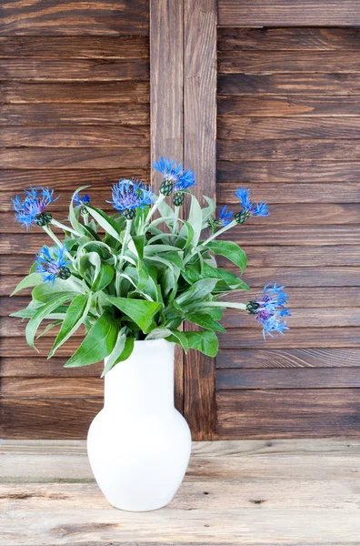 Fleurs d'été. Bouquet de bleuets sur fond bois avec espace de copie — Photo