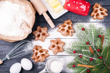 Noel pişirme. Çerezler-un, yumurta, tereyağı, ahududu yemek pişirmek için malzemeler. Noel arka plan
