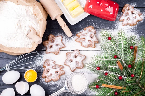 Weihnachtsbacken. Zutaten zum Kochen von Plätzchen. Weihnachtlicher Hintergrund — Stockfoto