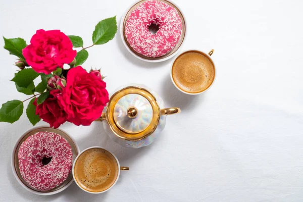 Desayuno Con Rosquillas Taza Café Flores Color Rosa Composición Sobre —  Fotos de Stock