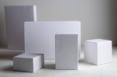 Beyaz boş arka planda duruyor. Boş, markasız bir dükkan. Kozmetik ürünler için vitrin. Ürün reklamı. Kozmetik ve güzellik konsepti. Boşluğu kopyala