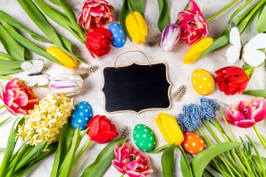 Paskalya yumurtaları, bahar çiçekleri. Paskalya konsepti. Fotokopi alanı olan güzel bahar çiçekleriyle bahar arkaplanı. Üst görünüm