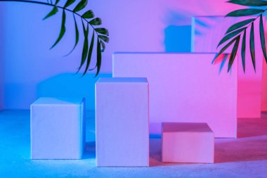 Neon ışıkta geometrik şekilli sahne. Geometrik podyum, boş kaide tribünleri. Kozmetik ürünleri için arka plan. Vitrin, ürün sunumu, reklam konsepti. Boşluğu kopyala