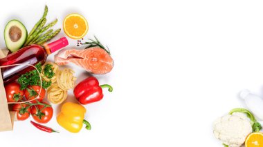 Sağlıklı yemek geçmişi. Kağıt torbada sağlıklı yiyecekler balık, sebze ve meyve, beyaz şarap. Süpermarket alışverişi konsepti. Fotokopi alanı ile sağlıklı yeme kavramı