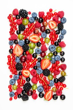 Çilek, yabanmersini, böğürtlen, bektaşi üzümü, ahududu, kuş üzümü, beyaz arka plan, üst manzara. Böğürtlen dokusu. Beyaz arka planda taze yaz meyveleri deseni. Yaratıcı gıda konsepti