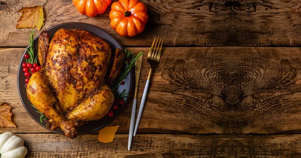 추수감사절에 치킨이야 닭이나 칠면조를 통째로 허브와 식사를 식탁에 놓는다 추수감사절의 — 스톡 사진